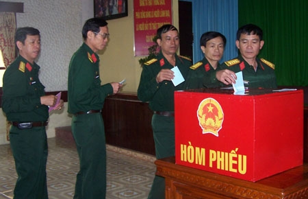 Các thủ trưởng Học viện tiến hành bỏ phiếu.