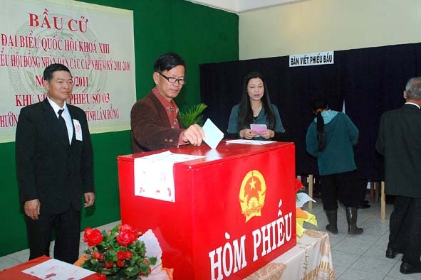 Cử tri bỏ phiếu trong không trí trang trọng, nghiêm túc.