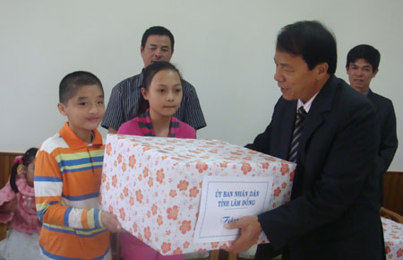 Lãnh đạo tỉnh thăm tặng quà các cháu thiếu nhi