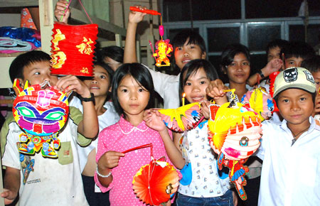 Trong muôn vàn tình thân yêu của Bác Hồ dành cho nhân dân có một tình yêu lớn dành cho Thiếu nhi