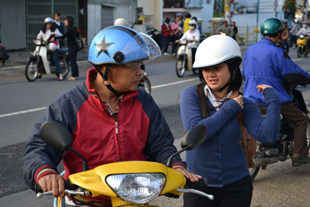 Chưa tới 6h, nhiều phụ huynh đã đưa con em đến địa điểm thi từ rất sớm.