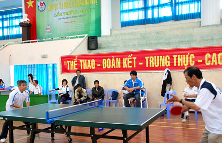 TBT Báo Lâm Đồng Nguyễn Tham Đạm (phải) cùng Phó Chủ tịch Thường Trực HNB Đắc Lắc Trần Xuân Định tranh giải bóng bàn dành cho các nhà quản lý báo chí. Ảnh NM