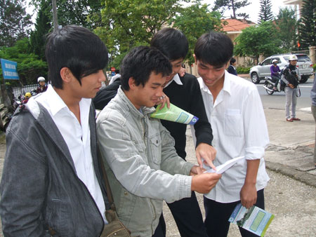 Ngày đầu tiên thi tốt nghiệp THPT diễn ra an toàn, nghiêm túc