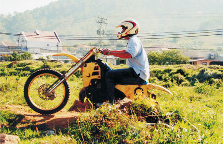 Bay cùng địa hình