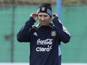Argentina đau đầu tìm người đá cặp với Messi