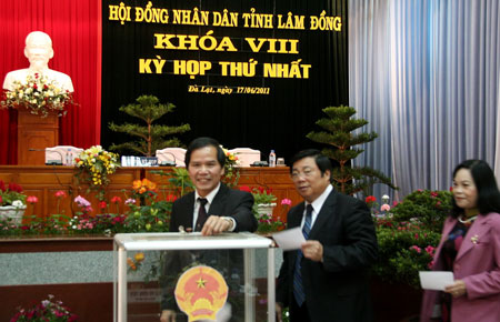 Các đại biểu HĐND tỉnh khoá 8 bỏ phiếu bầu các chức danh chủ chốt