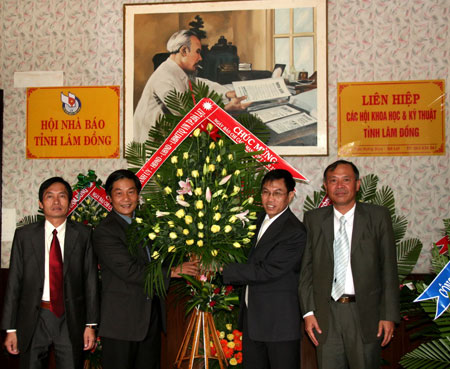 Lãnh đạo Tp. Đà Lạt thăm và chúc mừng Hội Nhà báo tỉnh. Ảnh Thụy Trang