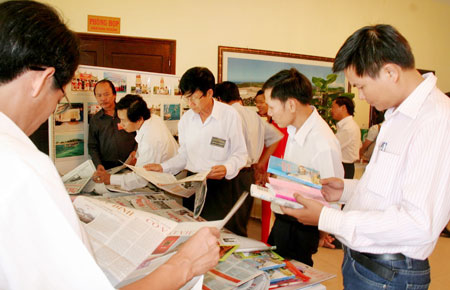 Cac dai bieu xem va trao doi kinh nghiem ve viec thong tin ve bien gioi bien dao tren bao Dang