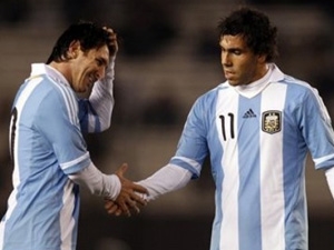 Messi và Tevez sát cánh bên nhau ở trận mở màn