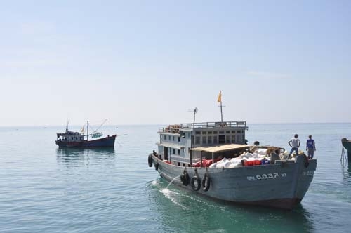 Tàu hàng nông sản về đất liền.