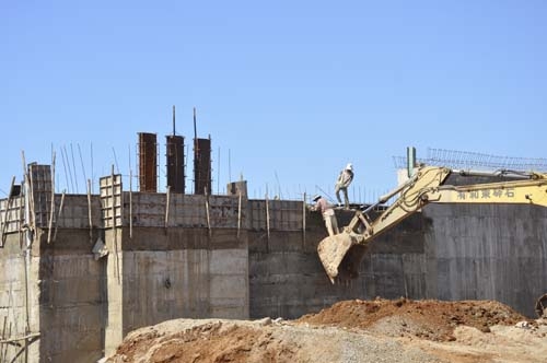 6. Thi công hồ chứa nước ngọt trên đỉnh núi lửa Thới Lới, cao 169 m, rộng 40 ha