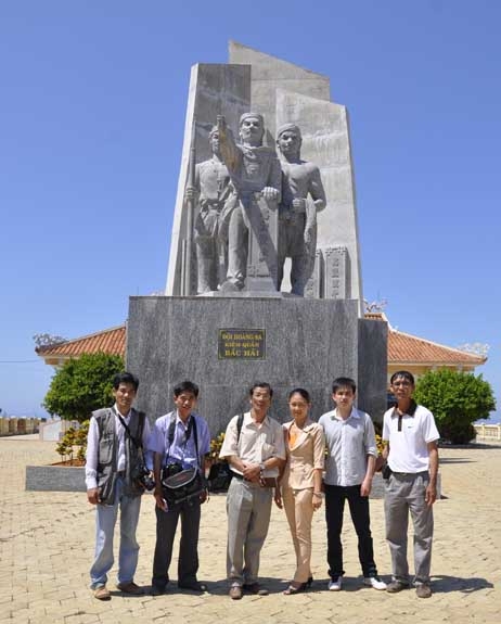 Tượng đài Đội Hoàng Sa kiêm quản Bắc Hải.