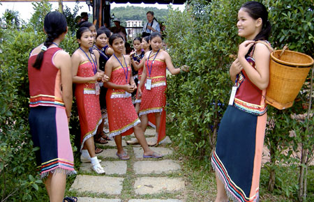 Thấm đẫm sắc màu dân tộc