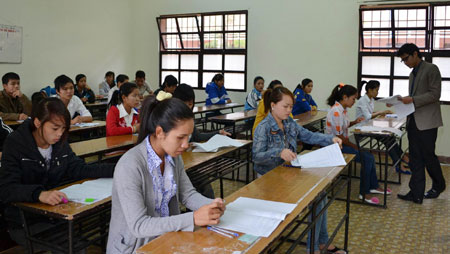Giám thị phát giấy thi cho thí sinh.Ảnh Văn Báu