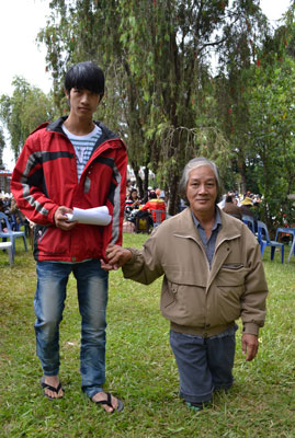 Dù khó khăn trong đi lại nhưng phụ huynh này vẫn tiếp sức cho con - Ảnh Văn Báu