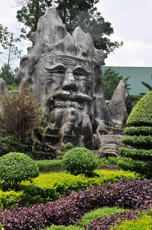 Tượng đá Thần Núi