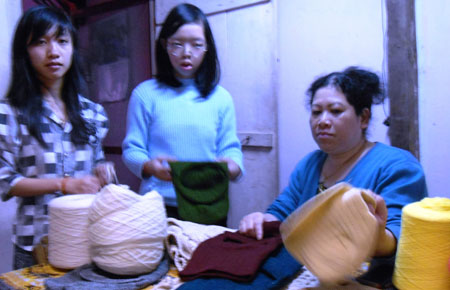 May mới 500 áo và mũ len gửi tặng bộ đội Trường Sa