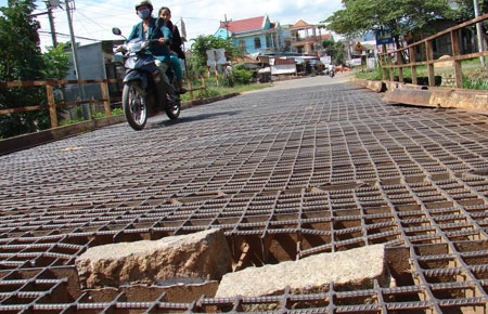 Lấy đá “vá” mặt cầu
