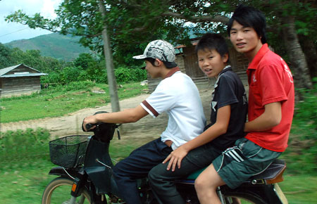 Lạng lách, chở 3, không đội nón bảo hiểm và coi thường tính mạng