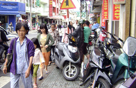 Đậu đỗ xe không đúng nơi quy định, gây cản trở khách bộ hành tại trung tâm khu Hòa Bình