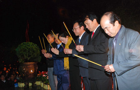 Thắp nến tri ân các anh hùng liệt sỹ