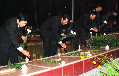 Đại diện lãnh đạo tỉnh và thành phố thắp hương và nến tưởng nhớ các anh hùng liệt sỹ