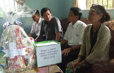 Thăm, tặng quà cho gia đình chính sách nhân ngày 27/7