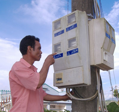 Nhân viên ghi chỉ số điện áng chừng, tiền điện của dân tăng cao