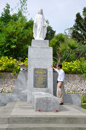 Bên mộ thi sĩ Hàn Mặc Tử