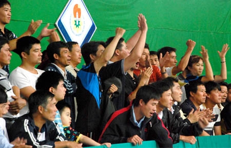Khán giả cổ vũ khá hào hứng và sôi nổi.