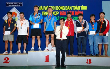Trao giải nhất, nhì, ba đôi nam.