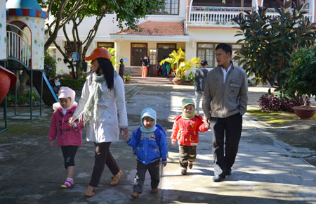 Ngày đầu tiên ba mẹ đưa đến trường, mỗi bé một cảm xúc khác nhau