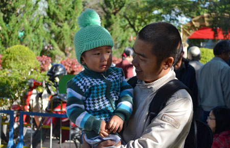 có bé mếu máo...