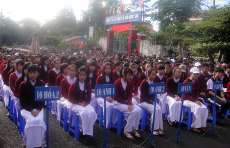 Năm nay, Trường THPT Chuyên Thăng Long tuyển 10 lớp chuyên vào khối 10, giảm một lớp so với các khối 11 và 12, do không tuyển được lớp chuyên Sử - Địa. Toàn Trường có 32 lớp cho 3 khối 10, 11, 12. Ảnh: Học sinh khối 10 tựu trường mới.