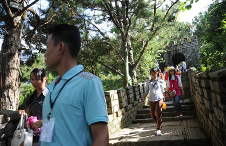 (9) Du khach vao Doi MOng MO muon len xuongbuopc phai buoc tren VLTT(anh Nguyen Hang Tinh)