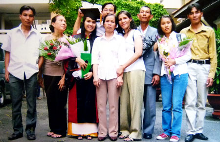 Những tấm bằng cử nhân từ gánh hàng rong