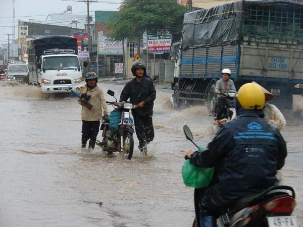 Mưa lớn, quốc lộ 20 biến thành sông