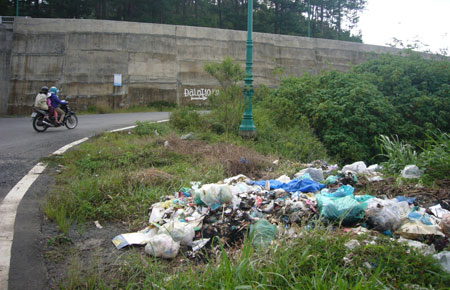 Bãi rác ở cửa ngõ Đà Lạt