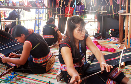 Sản phẩm thổ cẩm nhuộm màu tự nhiên mang tính bản sắc dân tộc cao