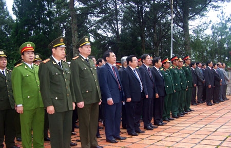 Dâng hương tưởng nhớ các anh hùng, liệt sỹ