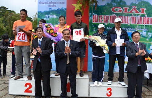 Lãnh đạo Sở VH - TT - DL, trung tâm thể thao và công ty Du56 lịch Lâm D(ồng trao giải cho các cặp VĐV thằng cuo