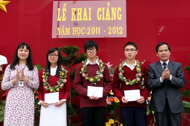 Đồng chí Nguyễn Xuân Tiến - UVTƯ Đảng, Phó bí thư Thường trực tỉnh ủy, Chủ tịch UBND tỉnh  (bìa phải) trao thưởng cho học sinh xuất sắc của Trường THPT Chuyên Thăng Long (Đà Lạt)