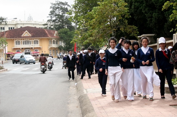 Từ sáng sớm, học sinh các nơi đã 