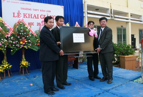 Ông Vũ Công Tiến - Phó bí thư Tỉnh ủy trao 