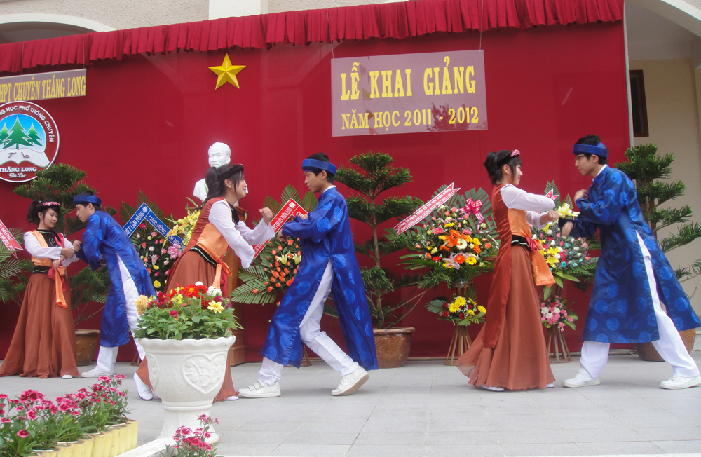 Sau phần lễ, các trường đã tổ chức nhiều họat động vui chơi cho học sinh. Trong ảnh 