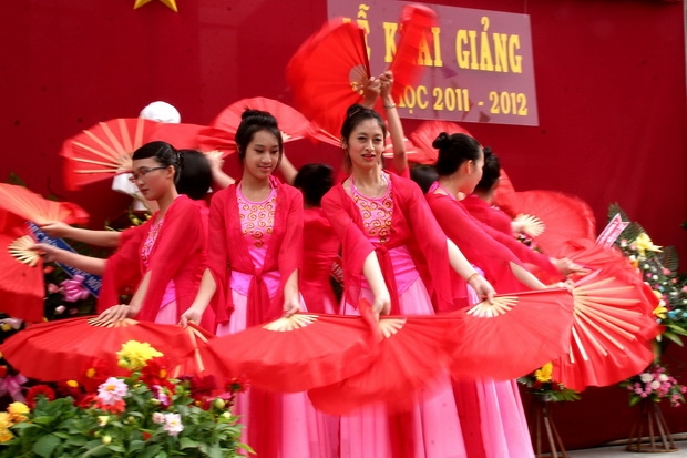 Tiết mục múa dân gian của học sinh Trường Chuyên Thăng Long. Ảnh Võ Trang