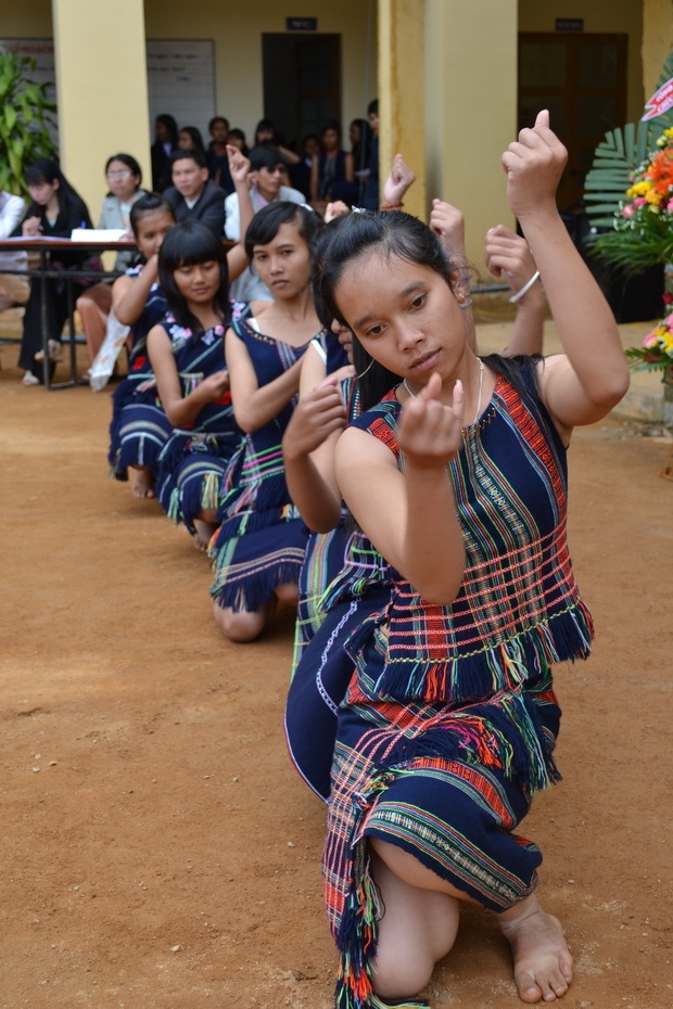 Tiết mục múa hát của học sinh trường THPT bán trú Langbiang. Ảnh Văn Báu