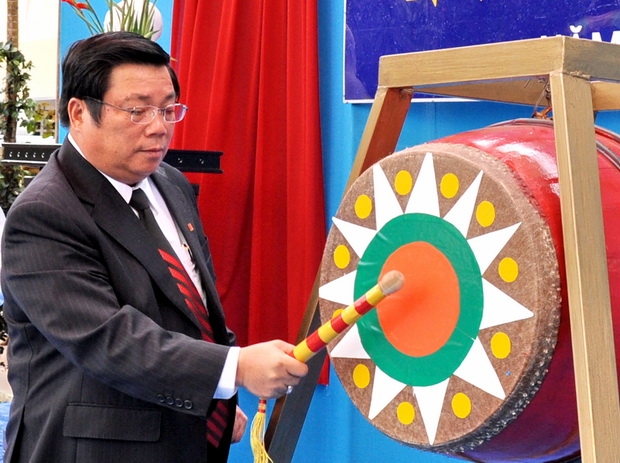Đồng chí Huỳnh Đức Hòa - Bí thư Tỉnh ủy, Chủ tịch HĐND tỉnh đánh hồi trống khai giảng năm học mới tại trường TPPT bảo Lộc. Ảnh Bùi Trưởng