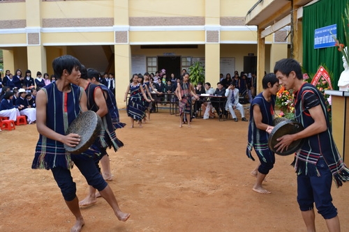 Học sinh dân tộc thiểu số biểu diễn cồng chiêng. Ảnh Văn Báu