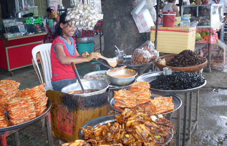 Sang Campuchia ăn côn trùng… chiên